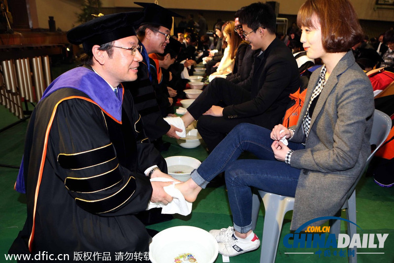 韩国大学校长教授为学生集体洗脚表达关爱(图)