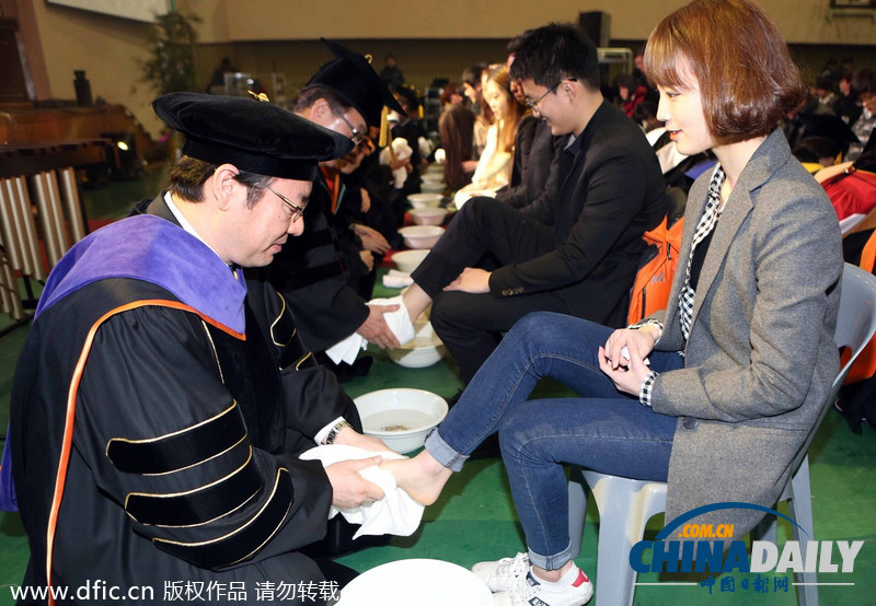 韩国大学校长教授为学生集体洗脚表达关爱(图)