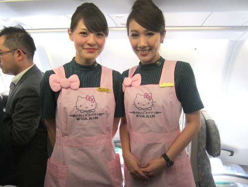 台湾超萌Hello Kitty飞机 空姐更萌