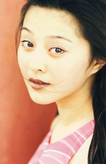 Fan Bingbing confronts cosmetic rumors at hospital