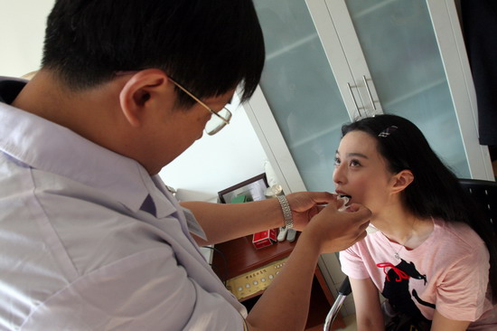 Fan Bingbing confronts cosmetic rumors at hospital