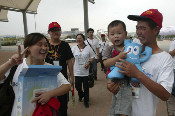 Anhui workers get free trip to Expo