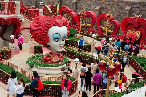 Taicang company treats staff to Disney day out