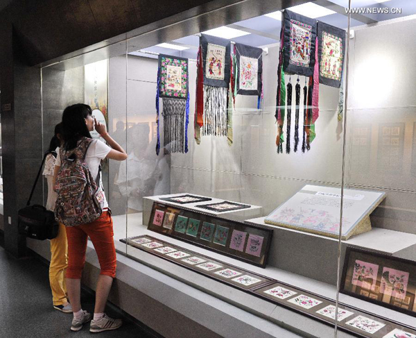 Embroideries of Man ethnic group displayed in China's Changchun