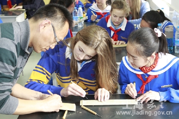 Australian students visit Jiading school