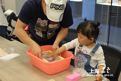 Jiading residents learn papermaking technology