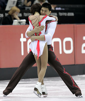 Zhang Hao (R) hugs Zhang Dan from China after winning the silver medal in the figure skating Pairs Free Skating at the Torino 2006 Winter Olympic Games in Turin, Italy February 13, 2006. [Reuters]