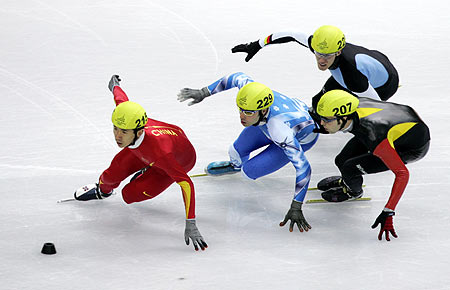Li JiaJun (215) from China speeds in front of Fabio Carta (229) from Italy, Pieter Gysel (207) from Belgium and Arian Nachbar (225) from Germany during the men's 1000 metres short track speed skating heat at the Torino 2006 Winter Olympic Games in Turin, Italy, February 15, 2006. [Reuters]