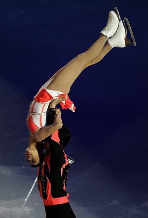 Xue Shen and Hongbo Zhao of China perform during the Figure Skating gala of the Torino 2006 Winter Olympic Games in Turin, Italy, February 24, 2006.[Reuters]