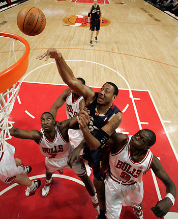 Cleveland Cavaliers forward Donyell Marshall (C) shoots between Chicago Bulls guard Ben Gordon (7) and guard Luol Deng (9) during the first half of their NBA game in Chicago, March 2, 2006. [Reuters]