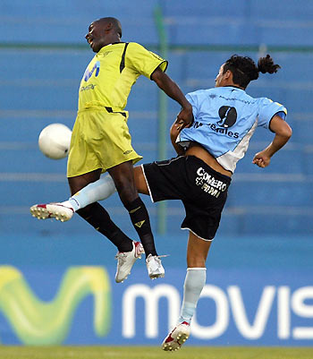 Elkin Murillo (L) from Ecuadorean Liga Deportiva Universitaria and Marcelo Segales from Uruguayan soccer club Rocha fight for the ball during the first half of their soccer match for the Libertadores Cup in Punta del Este, Uruguay, March 7, 2006. Rocha Defeated Liga Deportiva Universitaria 3-2. [Reuters]