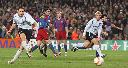 Chelsea's Frank Lampard (L) scores from the penalty spot against Barcelona during their Champions League first knockout round return leg soccer match at the Nou Camp stadium, Barcelona March 7, 2006. [Reuters]