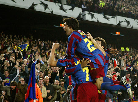 Barcelona's soccer players celebrate a goal during their Champions League first knockout round return leg soccer match against Chelsea at Nou Camp Stadium in Barcelona, Spain, March 7, 2006. [Reuters]