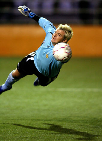 Los Angels Galaxy goalkeeper Kevin Hartman blocks a shot by Ronald Gomez of Deportivo Saprissa during the second half of their Confederation of North, Central American and Caribbean Association Football (CONCACAF) Champions' Cup quarterfinal second leg soccer match at Ricardo Saprissa stadium in San Jose, Costa Rica March 8, 2006. [Reuters]
