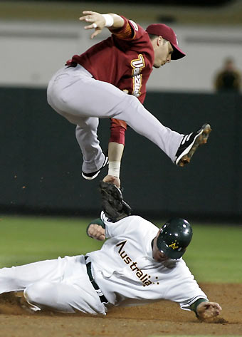Venezuela's second baseman Marco Scutaro (above) reaches down to tag out Australia's baserunner Bradley Harman who was trying to steal second base in the third inning during their World Baseball Classic first round game in Kissimmee, Florida March 9, 2006. [Reuters]
