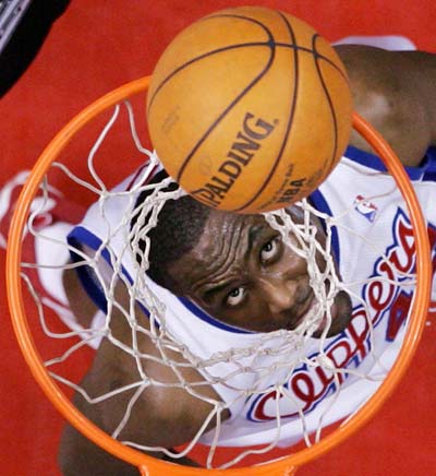 Los Angeles Clippers' Elton Brand eyes a rebound during their 98-87 loss to the San Antonio Spurs in their NBA game in Los Angeles March 28, 2006.