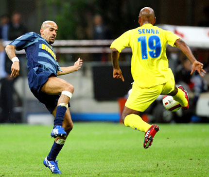 Inter Milan's Juan Sebastian Veron (L) and Villarreal's Marcos Senna fight for the ball during the first leg of their Champions League quarter-final soccer match at San Siro stadium in Milan, northern Italy March 29, 2006. 