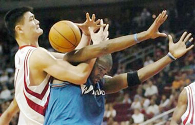 Washington Wizards' Antawn Jamison, right, and Houston Rockets' Yao Ming, of China, get tangled up in the fourth quarter of an NBA basketball game Friday, March 31, 2006, in Houston. A foul was called on Jamison. The Rockets beat the Wizards 105-103. (A
