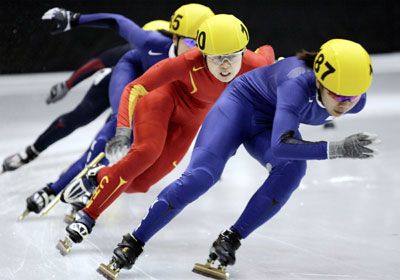 China's Meng Wang (2nd R) skates behind Sun-Yu Jin (R) of South Korea during the women's 1500 meter final of the World Short Track Championships at Mariucci Arena in Minneapolis March 31, 2006. Wang finished in second place behind Jin.