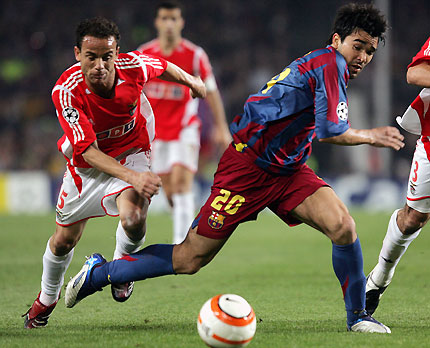 Barcelona's Deco (R) fights for the ball with Benfica's Leo during their Champions League quarter-final 