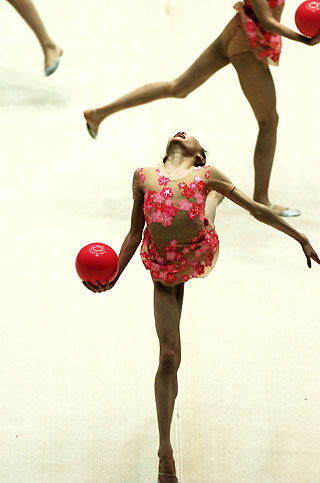 Gymnasts from China's Jiangsu Province compete at the National Rhythmic Gymnastics Championship in northeast city of Shenyang, April 6, 2006.