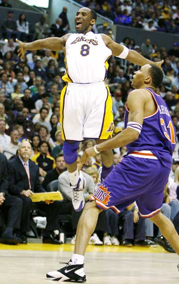 Los Angeles Lakers Kobe Bryant (L) reacts after being fouled by Phoenix Suns Shawn Marion during the first half of their NBA game in Los Angeles April 16, 2006. 