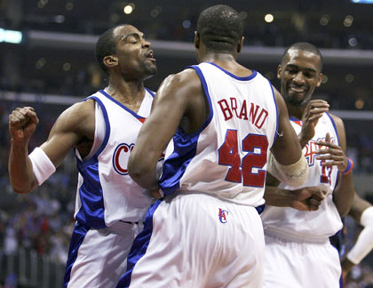 Los Angeles Clippers Elton Brand (C) is congratulated by teammates Cuttino Mobley (L) and Quinton Ross after scoring against the Denver Nuggets during game 2 of the NBA Western Conference first round playoff series in Los Angeles, April 24, 2006. 