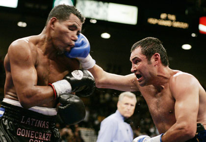 Oscar De La Hoya (R) of Los Angeles connects with WBC super welterweight champion Ricardo Mayorga of Managua, Nicaragua in the fourth round of their title fight at the MGM Grand Garden Arena in Las Vegas, Nevada May 6, 2006. De La Hoya won the fight by TKO in the sixth round. 