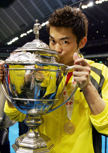 World number one Lin Dan of China kisses the Thomas Cup trophy after China defeated Denmark at the Thomas Cup badminton tournament in Tokyo May 7, 2006. 