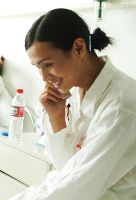 Liu Yifei phones his mother before taking the sex-change operation that makes him a woman at a hospital in Shanghai, June 13, 2006. Liu performs in Nanning, Guangxi Zhuang Autonomous Region, as a popular singer and dancer. He dreamed to get a sex change when he was 18, Shanghai Daily reported. [newsphoto]