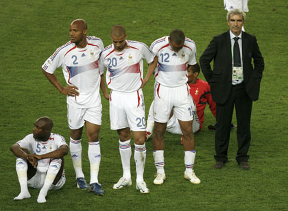 France coach Raymond Domenech (R) stands with (L-R) William Gallas, Jean-Alain Boumsong, David Trezeguet and Thierry Henry after they lost the penalty shootout in the World Cup 2006 final soccer match between Italy and France in Berlin July 9, 2006. [Reuters]
