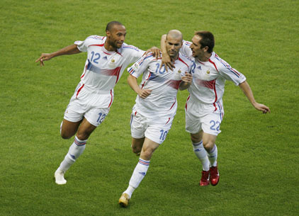 France's Zinedine Zidane celebrates his goal against Italy with team mates Thierry Henry (L) and Franck Ribery (R) during their World Cup 2006 final soccer match against Italy in Berlin July 9, 2006. [Reuters]