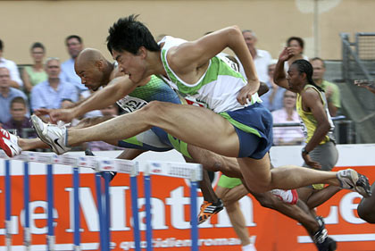 Liu Xiang (front) of China sets a new world record past Dominique Arnold of the U.S. in the men's 110-metre race at the IAAF Super Grand Prix athletics meeting in Lausanne July 11, 2006. Liu won the race in a world record time of 12.88 seconds
