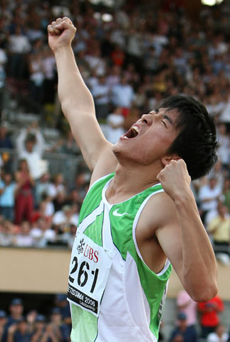 Liu Xiang of China (R) crosses the finish line past Dominique Arnold (L) of the U.S. to set a new world record during the men's 110-metre hurdles race at the IAAF Super Grand Prix athletics meeting in Lausanne July 11, 2006. Liu won the race in a world record time of 12.88 seconds. [Reuters]