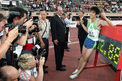 Liu Xiang of China (R) crosses the finish line past Dominique Arnold (L) of the U.S. to set a new world record during the men's 110-metre hurdles race at the IAAF Super Grand Prix athletics meeting in Lausanne July 11, 2006. Liu won the race in a world record time of 12.88 seconds. [Reuters]