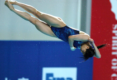 China's Wu Minxia dives during the women's 3-meter springboard event at the FINA World Cup competition in Changshu, a city in east China's Jiangsu Province, July 22, 2006. Wu grabs China's 100th World Cup gold with 373.40 points. [Xinhua] 