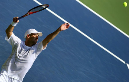 U.S. player Andre Agassi serves to Fernando Gonzalez of Chile during the Countrywide Classic tennis tournament in Los Angeles, July 28, 2006. [Reuters]