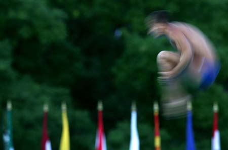 Bronze medallist Konstyantyn Milyayev of Ukraine competes in the final of the men's 10m Platform diving competition during the European Aquatic Championships in Budapest August 6, 2006. [Reuters]
