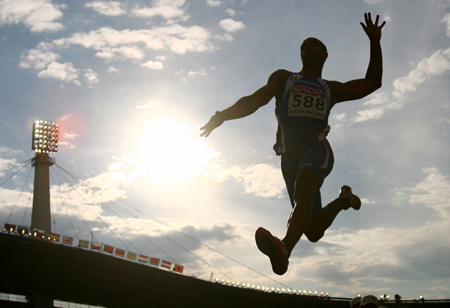 Italy's Andrew Howe competes in the long jump at the European athletics championships in Gothenburg, August 8, 2006.[Reuters]
