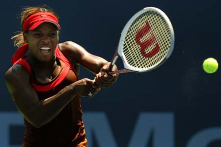 Serena Williams of the U.S. hits a backhand to compatriot Meghann Shaughnessy during the JPMorgan Chase Open women's tennis tournament in Carson, California August 11, 2006.