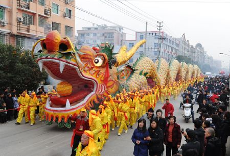 Dragon dance greets New Year in E China