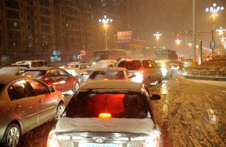 Snow hits C China, disrupting traffic
