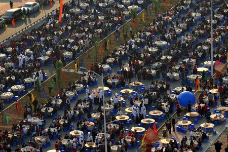 Residents attend 1,500-table banquet in Shenzhen