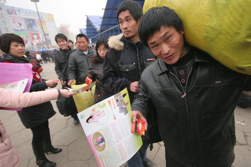 Migrant workers receive free condoms in Henan