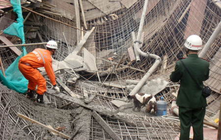 7 dead, 19 injured in building collapse