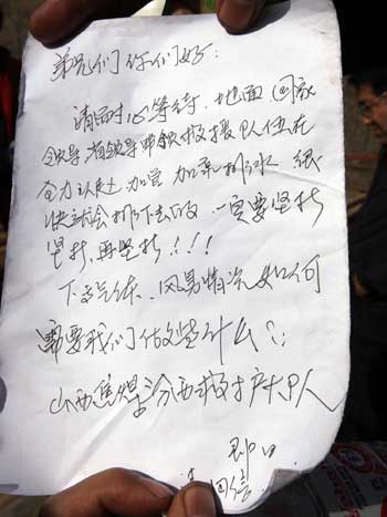 Rescuers send food, letters to trapped miners