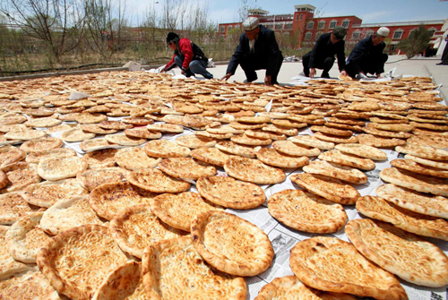 Xinjiang donates local food Nang to Yushu