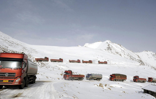 Heavy snow blocks road to quake-hit Yushu