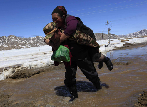 Spring thaw causes flood in Xinjiang