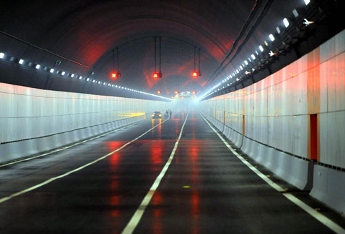 Yangtze River tunnel open for traffic